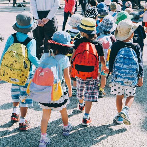 Bunt angezogene Kinder auf dem Weg zur Schule